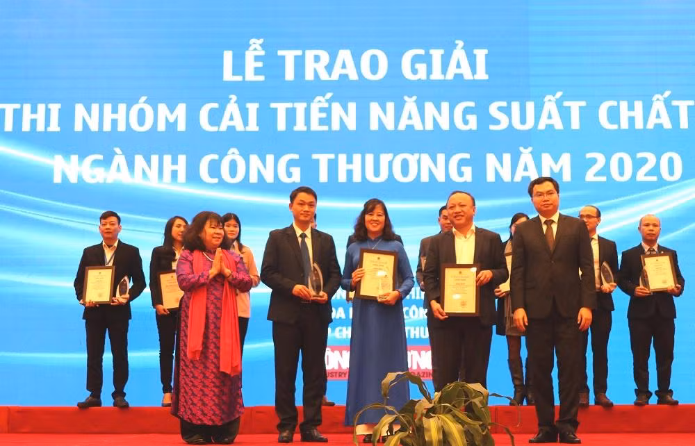 Ban tổ chức trao giải Nhì cuộc thi Nhóm cải tiến năng suất chất lượng ngành Công thương cho Tổng công ty Điện lực miền Bắc và Tổng công ty may 10. Ban tổ chức trao giải Nhì cuộc thi Nhóm cải tiến năng suất chất lượng ngành Công thương cho Tổng công ty Điện lực miền Bắc và Tổng công ty may 10.