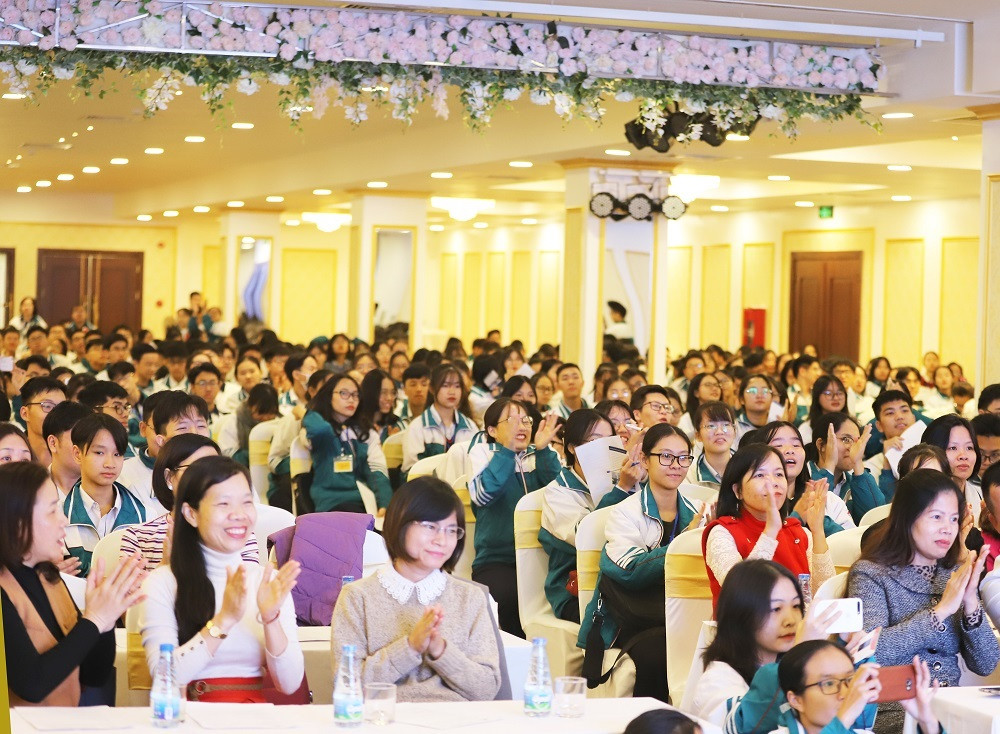 Cô và trò Trường trung học phổ thông Trần Hưng Đạo (Thành phố Nam Định) tham dự Hội thảo. Cô và trò Trường trung học phổ thông Trần Hưng Đạo (Thành phố Nam Định) tham dự Hội thảo.
