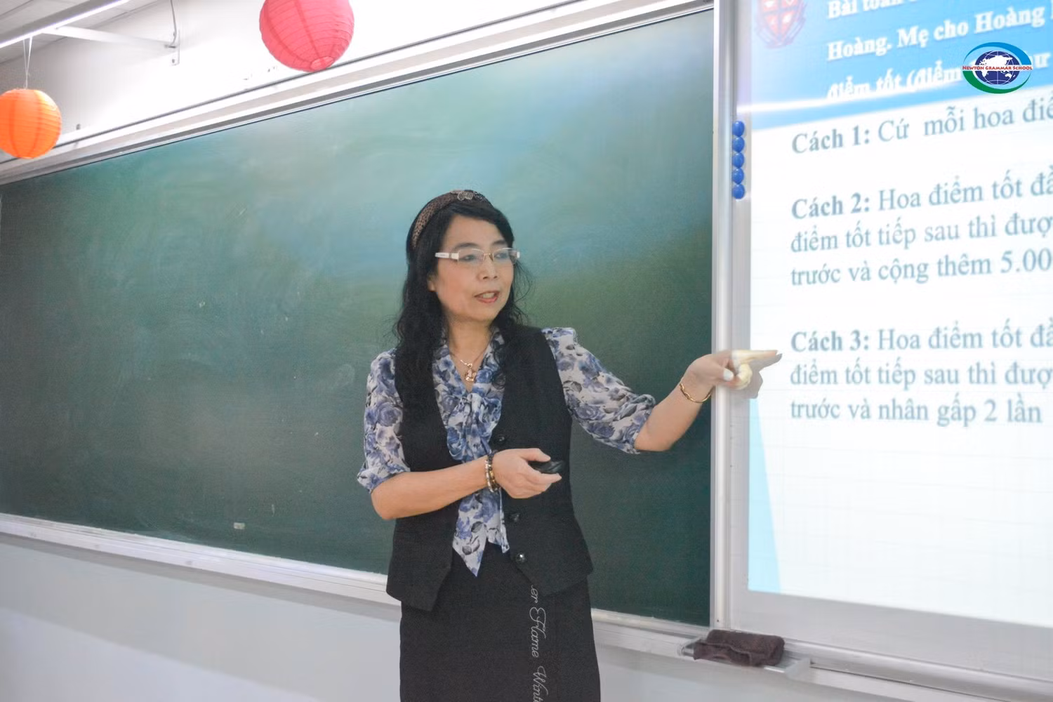 Nhà giáo Lê Thị Bích Dung đang say sưa với tiết dạy học truyền cảm hứng. Nhà giáo Lê Thị Bích Dung đang say sưa với tiết dạy học truyền cảm hứng.