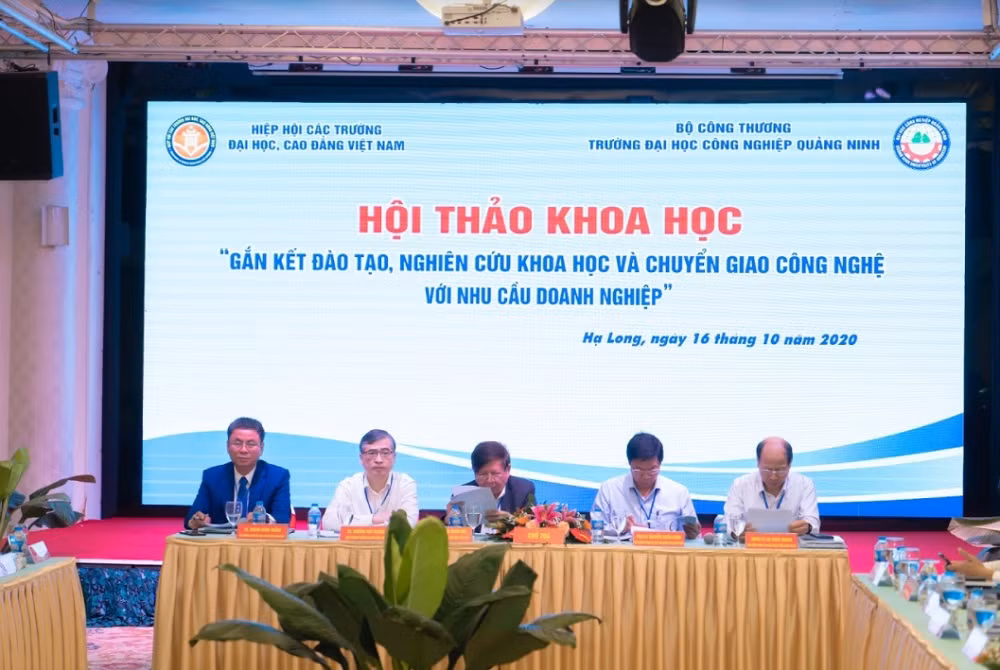 Các đại biểu dự hội thảo.