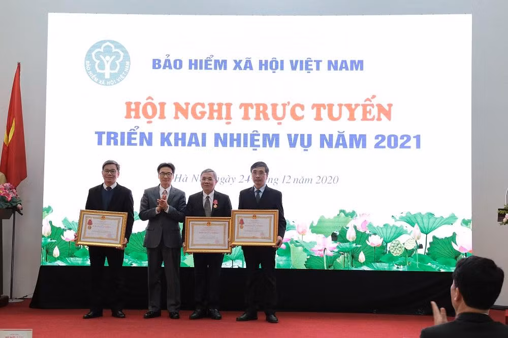 Thừa uỷ quyền của Chủ tịch nước, Uỷ viên Ban chấp hành Trung ương Đảng, Phó Thủ tướng Chính phủ Vũ Đức Đam đã trao tặng Huân chương Lao động hạng Nhất, Nhì, Ba cho 03 tập thể và cá nhân của Bảo hiểm xã hội Việt Nam.