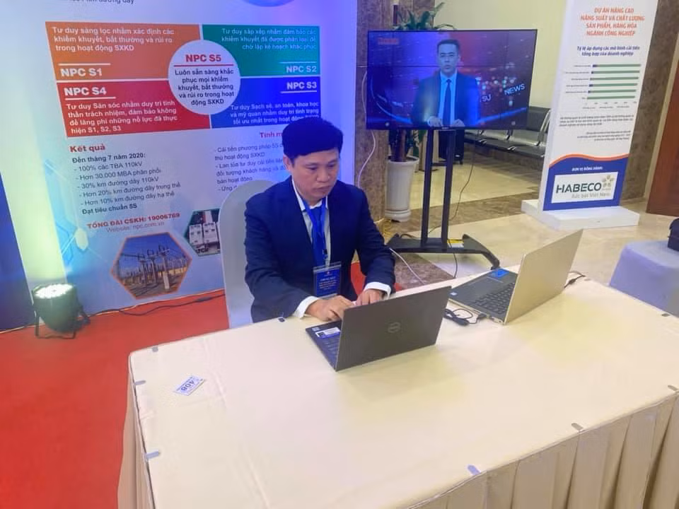 Tại vòng chung kết, nhóm cải tiến năng suất chất lượng của EVNNPC đã lội ngược dòng từ vị trí số 6 trong vòng sơ khảo để vươn lên thứ hai và giành vị trí á quân của cuộc thi. Ông Nguyễn Văn Tin – Trưởng Ban Truyền thông và là một thành viên của nhóm cho biết, kể từ lúc tham gia cuộc thi, các thành viên trong nhóm đã rất nỗ lực để hoàn thiện hồ sơ và tập dượt. Bên cạnh đó, giải Nhì cuộc thi cũng là kết quả của hơn hai năm tìm tòi và xây dựng một giải pháp tổng thể, hoàn thiện nhằm thay đổi cách nghĩ, cách làm của người lao động trong Tổng công ty về 5S lưới điện. Tại vòng chung kết, nhóm cải tiến năng suất chất lượng của EVNNPC đã lội ngược dòng từ vị trí số 6 trong vòng sơ khảo để vươn lên thứ hai và giành vị trí á quân của cuộc thi. Ông Nguyễn Văn Tin – Trưởng Ban Truyền thông và là một thành viên của nhóm cho biết, kể từ lúc tham gia cuộc thi, các thành viên trong nhóm đã rất nỗ lực để hoàn thiện hồ sơ và tập dượt. Bên cạnh đó, giải Nhì cuộc thi cũng là kết quả của hơn hai năm tìm tòi và xây dựng một giải pháp tổng thể, hoàn thiện nhằm thay đổi cách nghĩ, cách làm của người lao động trong Tổng công ty về 5S lưới điện.