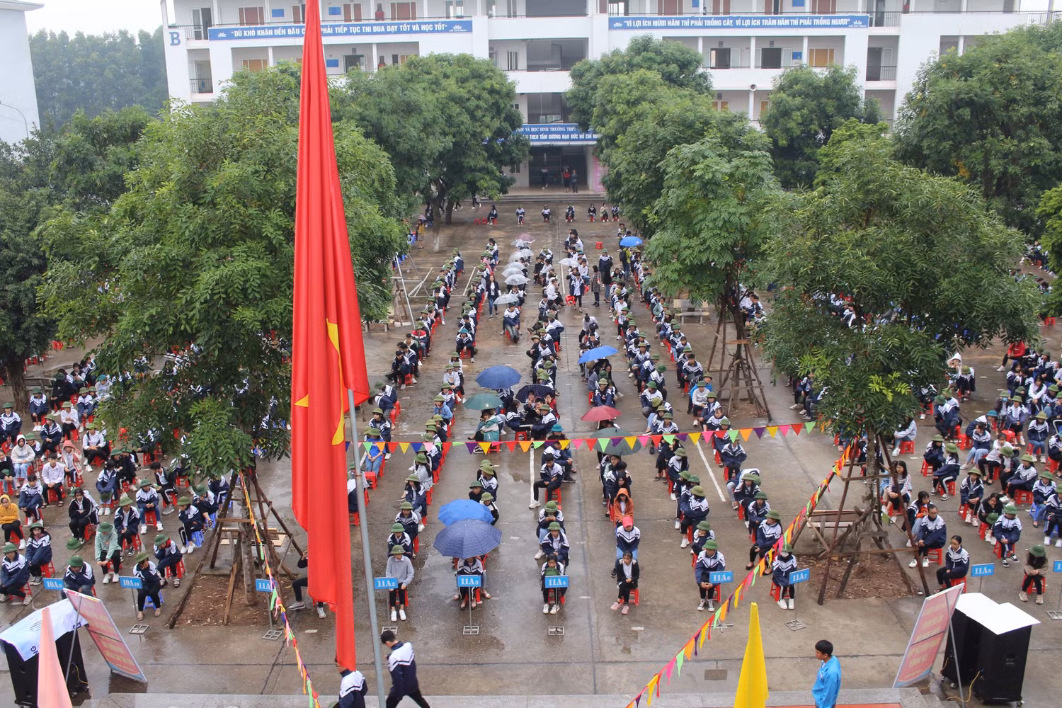 Hơn 1000 học sinh Trường Trung học phổ thông Giáp Hải tham gia buổi hội thảo.