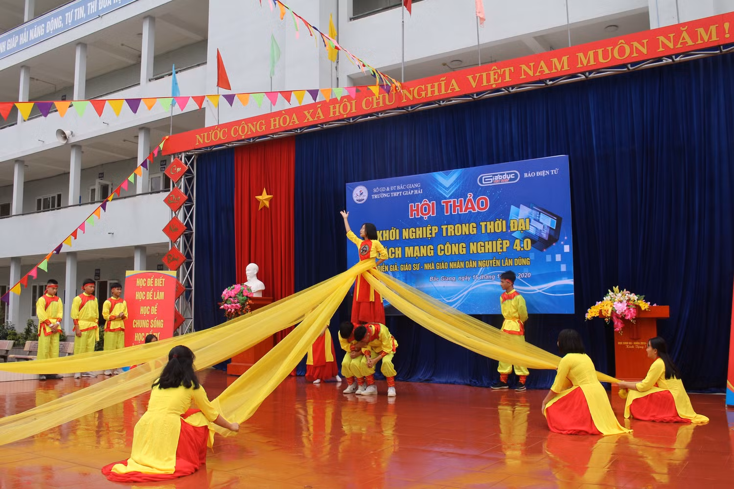 Chương trình tiết mục văn nghệ của học sinh mở đầu buổi hội thảo (Ảnh: Trung Dũng)