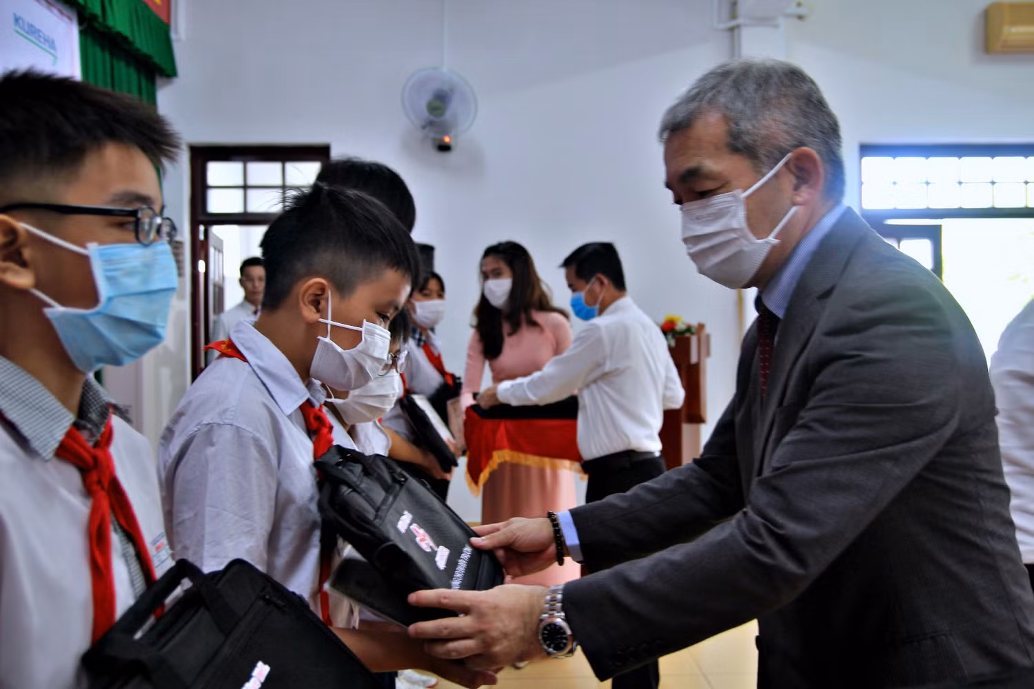 Ông Keiji Kaneko - Tổng Giám đốc Công ty Ajinomoto Việt Nam trao học bổng đến các học sinh xuất sắc năm nay. Ông Keiji Kaneko - Tổng Giám đốc Công ty Ajinomoto Việt Nam trao học bổng đến các học sinh xuất sắc năm nay.