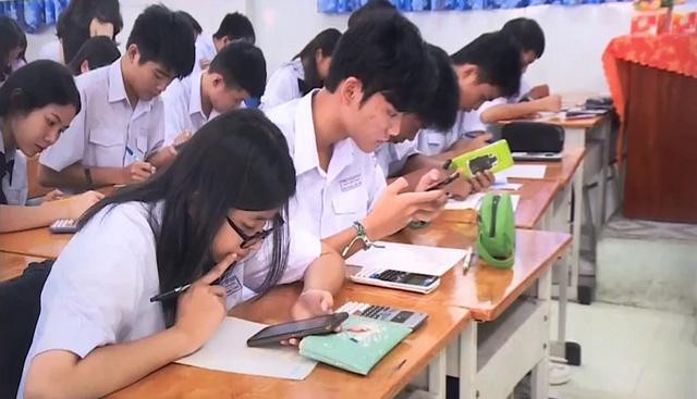 Quy định cho học sinh sử dụng điện thoại trong giờ học vẫn gây ra nhiều ý kiến trái chiều. (Ảnh minh họa: VTV) Quy định cho học sinh sử dụng điện thoại trong giờ học vẫn gây ra nhiều ý kiến trái chiều. (Ảnh minh họa: VTV)