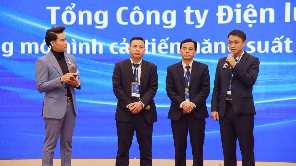 Tại vòng chung kết, mỗi nhóm cải tiến năng suất chất lượng có 1 phút giới thiệu về nhóm mình qua phần trình chiếu video clip. Sau đó, các nhóm trình bày trực tiếp, mô tả về cách thức triển khai và hiệu quả hoạt động của dự án. Cuối cùng, các Nhóm phải trả lời các câu hỏi của Hội đồng giám khảo và Hội đồng Giám khảo chấm điểm trực tiếp tại vòng thi. Tại vòng chung kết, mỗi nhóm cải tiến năng suất chất lượng có 1 phút giới thiệu về nhóm mình qua phần trình chiếu video clip. Sau đó, các nhóm trình bày trực tiếp, mô tả về cách thức triển khai và hiệu quả hoạt động của dự án. Cuối cùng, các Nhóm phải trả lời các câu hỏi của Hội đồng giám khảo và Hội đồng Giám khảo chấm điểm trực tiếp tại vòng thi.