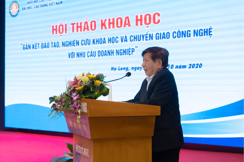 Phó giáo sư Trần Xuân Nhĩ – Phó chủ tịch Hiệp hội các trường Đại học, Cao đẳng Việt Nam, nguyên Thứ trưởng Bộ Giáo dục và Đào tạo phát biểu tại hội thảo.