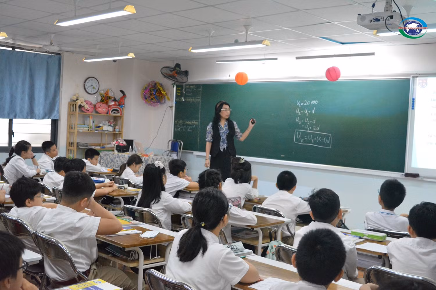 Nhà giáo Lê Thị Bích Dung đang truyền lửa niềm đam mê, tìm tòi tư duy toán học. Nhà giáo Lê Thị Bích Dung đang truyền lửa niềm đam mê, tìm tòi tư duy toán học.