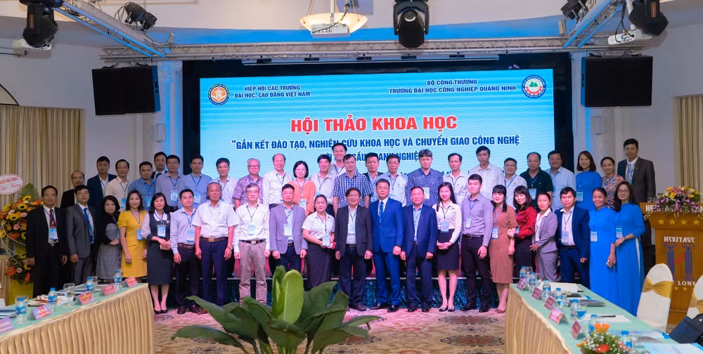 Các đại biểu tham dự hội thảo chụp ảnh lưu niệm
