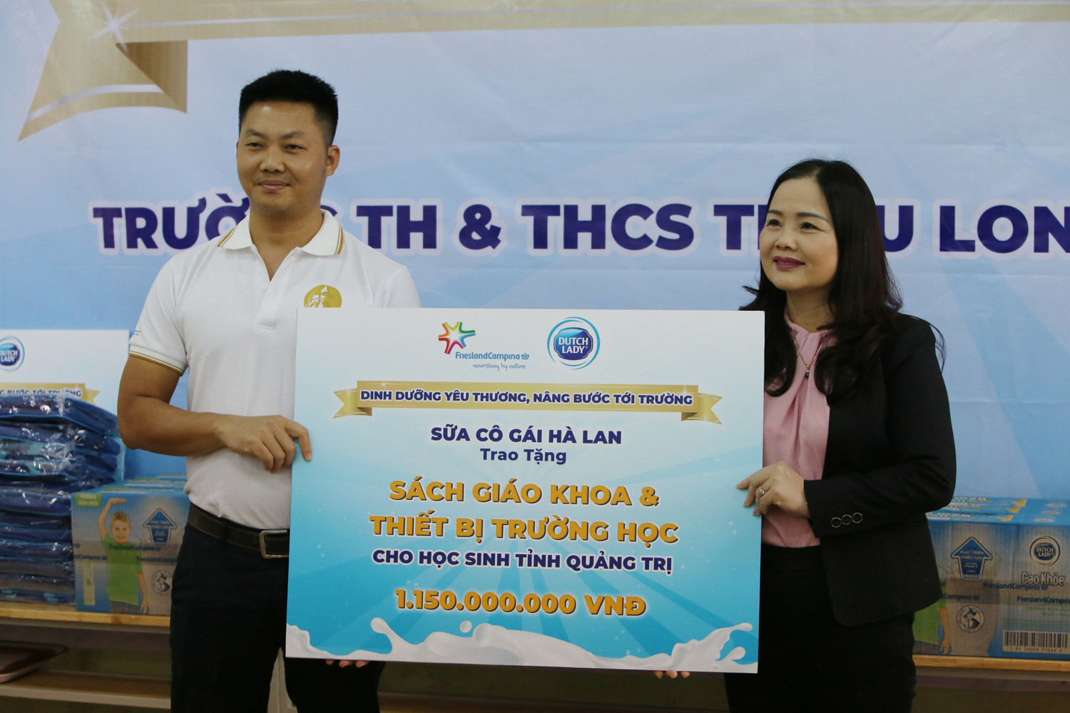 Đại diện nhãn hàng Cô Gái Hà Lan trao bảng hỗ trợ cho Sở Giáo dục và Đào tạo tỉnh Quảng Trị. Đại diện nhãn hàng Cô Gái Hà Lan trao bảng hỗ trợ cho Sở Giáo dục và Đào tạo tỉnh Quảng Trị.