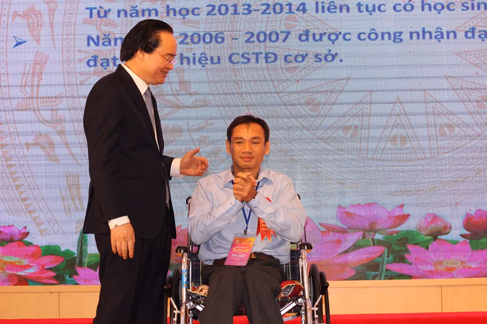 Thầy giáo Thái Thành Thuận xúc động đón nhận sự chia sẻ, động viên từ Bộ trưởng Bộ Giáo dục Phùng Xuân Nhạ trong buổi lễ vinh danh Nhà giáo tiêu biểu toàn quốc năm 2020 (Ảnh: Phạm Minh)
