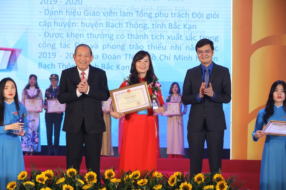 Phó Thủ tướng thường trực Trương Hòa Bình và Bí thư Trung ương Đoàn Bùi Quang Huy trao Bằng khen cho các nhà giáo trẻ tiêu biểu. Ảnh: VGP/Lê Sơn