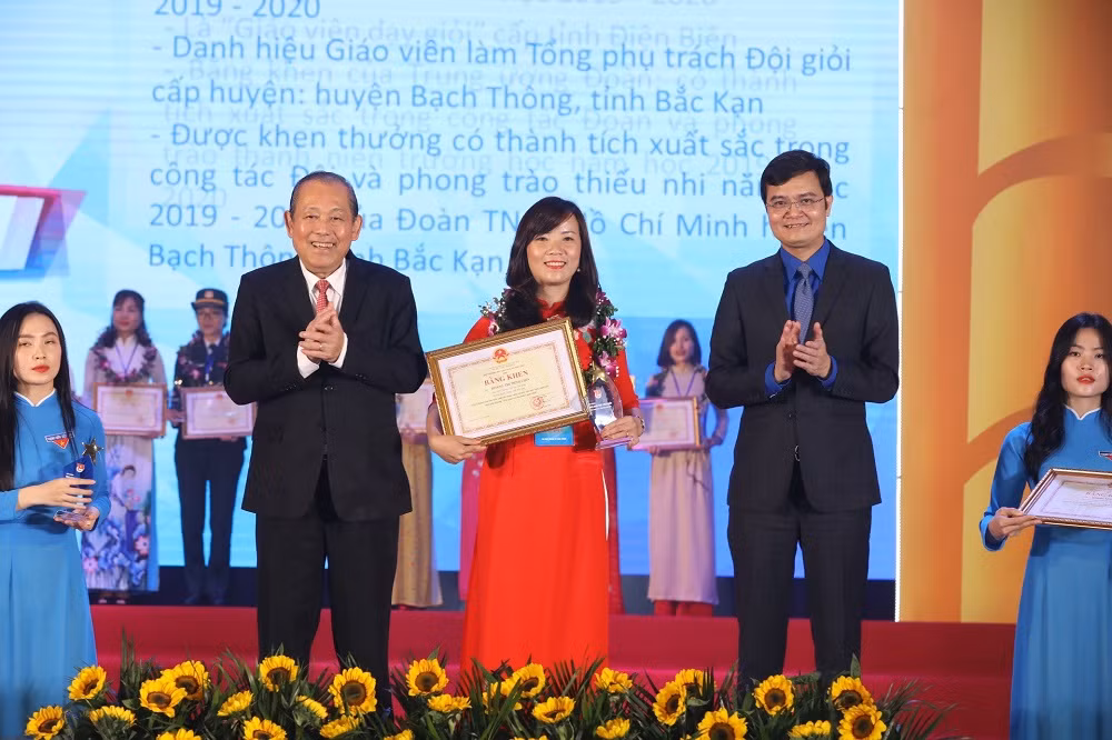 Phó Thủ tướng thường trực Trương Hòa Bình và Bí thư Trung ương Đoàn Bùi Quang Huy trao Bằng khen cho các nhà giáo trẻ tiêu biểu. Ảnh: VGP/Lê Sơn Phó Thủ tướng thường trực Trương Hòa Bình và Bí thư Trung ương Đoàn Bùi Quang Huy trao Bằng khen cho các nhà giáo trẻ tiêu biểu. Ảnh: VGP/Lê Sơn