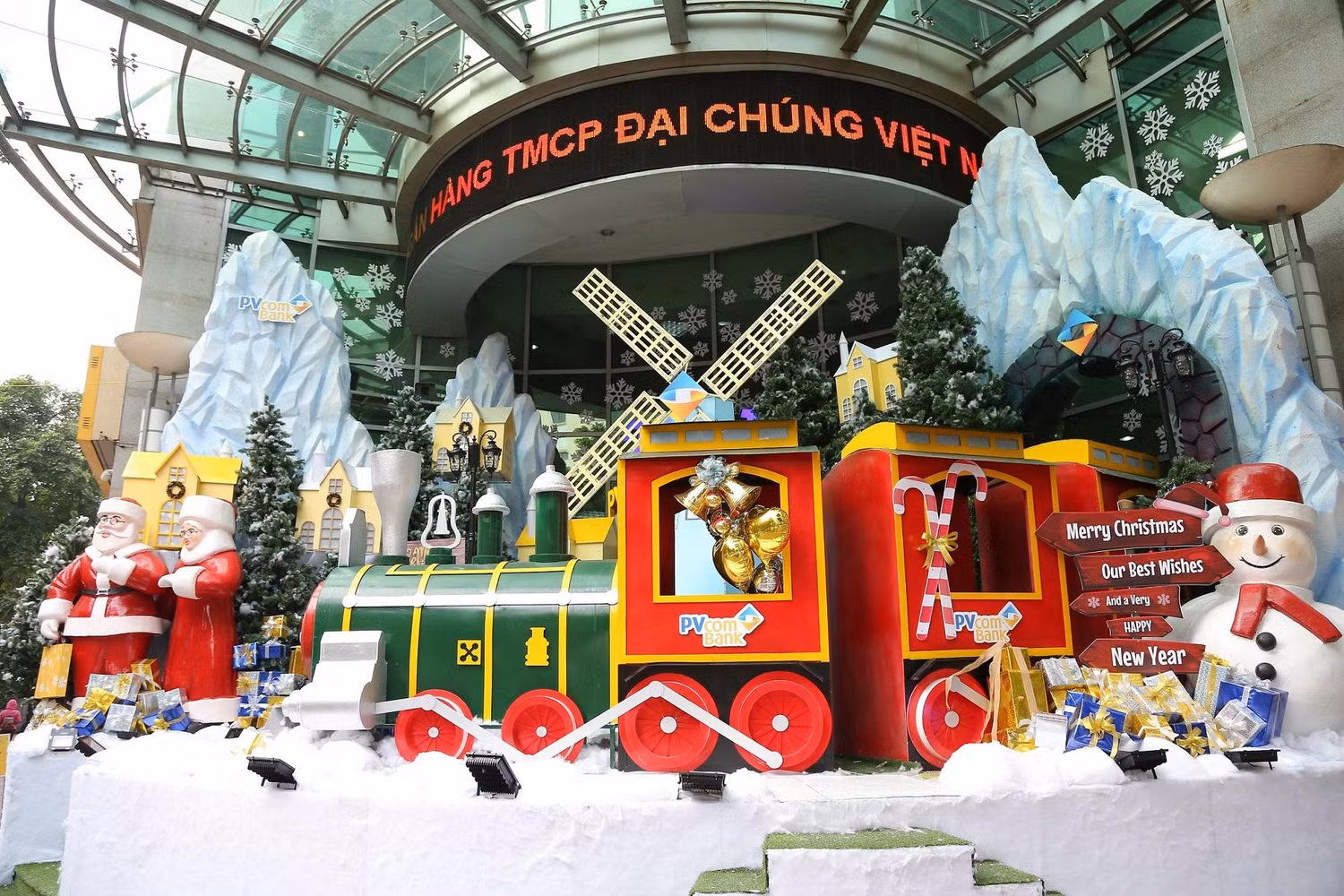 Không gian trang trí Giáng sinh rực rỡ một góc phố Ngô Quyền (Hà Nội). Không gian trang trí Giáng sinh rực rỡ một góc phố Ngô Quyền (Hà Nội).