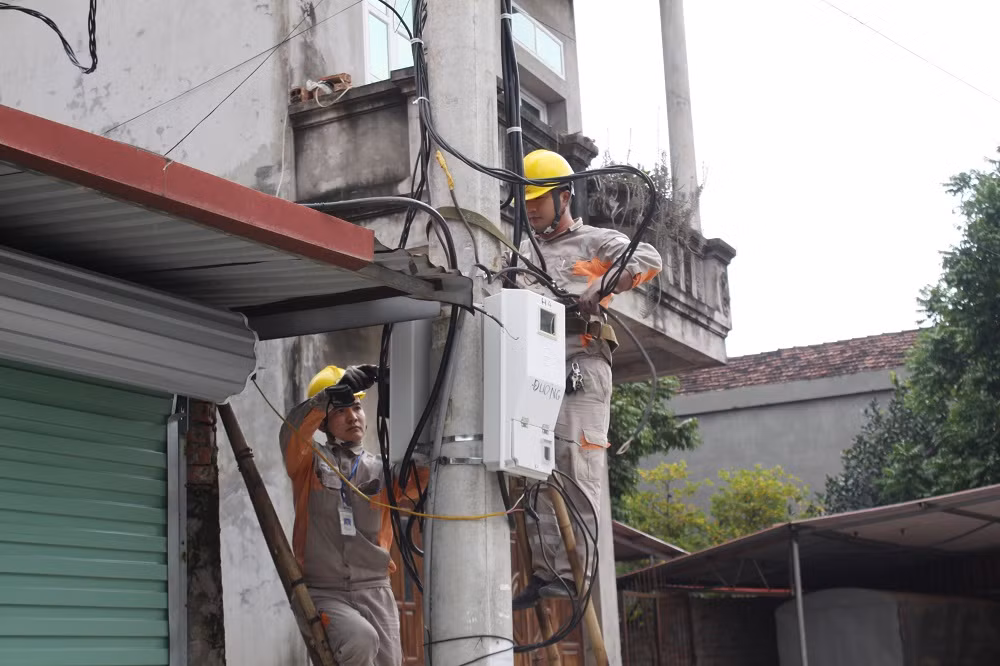 Công nhân Điện lực Thành phố Bắc Ninh lắp đặt công tơ điện tử