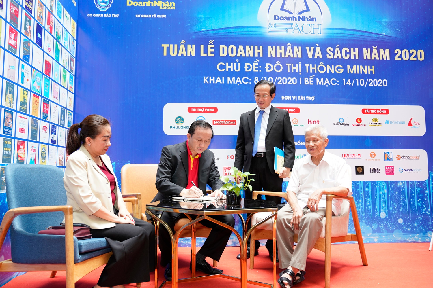 Ông Đỗ Xuân Quang thực hiện lễ khai bút, gửi gắm những lời chúc tới "Tuần lễ Doanh nhân và Sách".