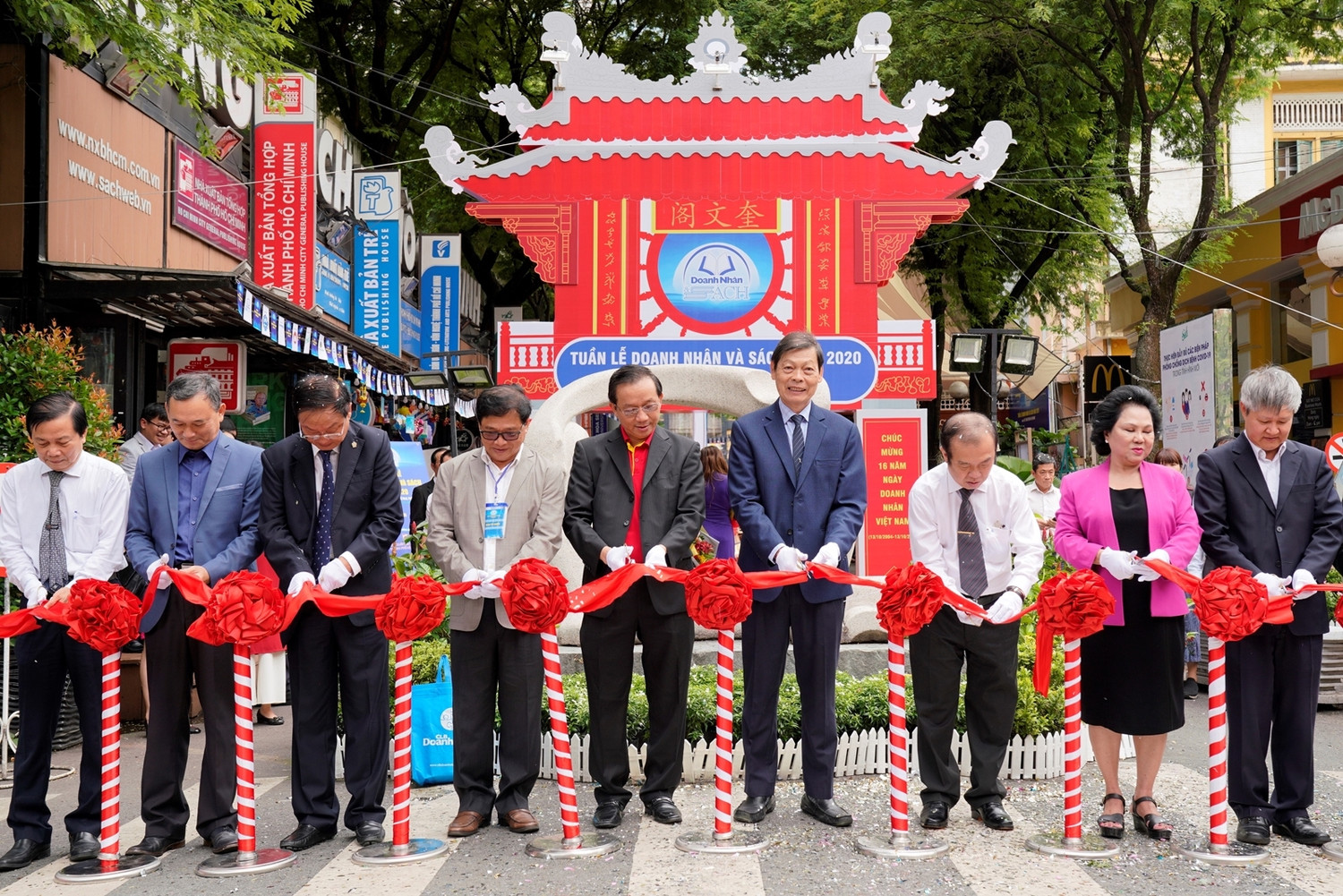 Ông Đỗ Xuân Quang - Phó Tổng giám đốc Vietjet (giữa) cắt băng khai mạc "Tuần lễ Doanh nhân và Sách 2020" tại đường sách Nguyễn Văn Bình.