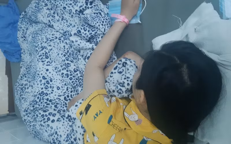 Nữ sinh Y. đang điều trị bệnh viện sau khi tự tử để phản đối quyết định kỷ luật vô lý của Ban giám hiệu Trường trung học phổ thông Vĩnh Xương (An Giang). (Ảnh chỉ mang tính chất minh họa, nguồn: Nhandan.com.vn) Nữ sinh Y. đang điều trị bệnh viện sau khi tự tử để phản đối quyết định kỷ luật vô lý của Ban giám hiệu Trường trung học phổ thông Vĩnh Xương (An Giang). (Ảnh chỉ mang tính chất minh họa, nguồn: Nhandan.com.vn)
