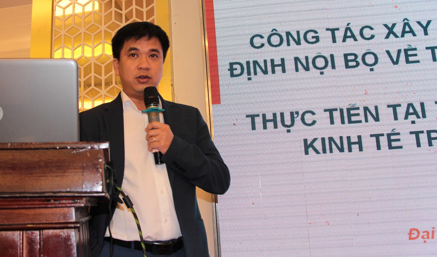 Tiến sĩ Bùi Quang Hùng – Phó Hiệu trưởng Trường Đại học Kinh tế thành phố Hồ Chí Minh chia sẻ kinh nghiệm về xây dựng quy định nội bộ tài chính, tài sản. Ảnh: AN