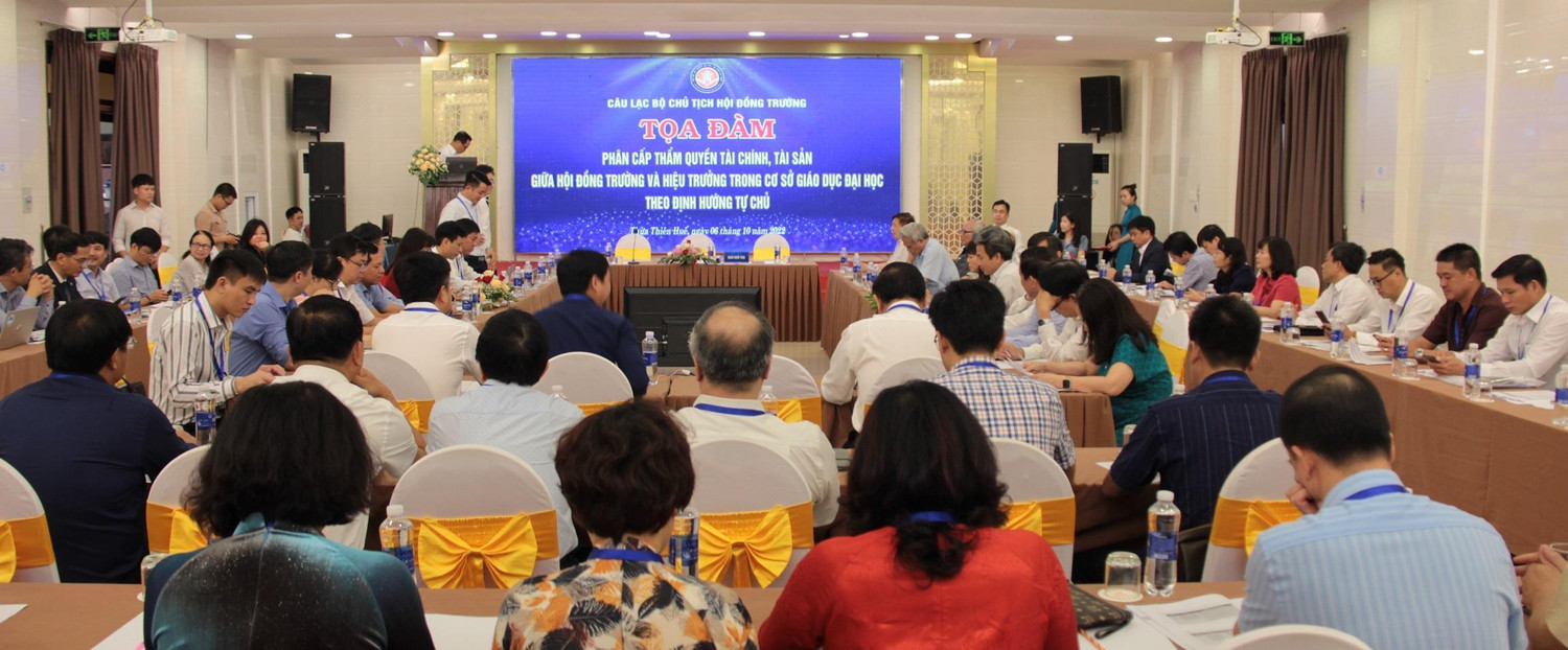 Các thành viên tham gia tọa đàm của Câu lạc bộ Chủ tịch Hội đồng trường. Ảnh: AN