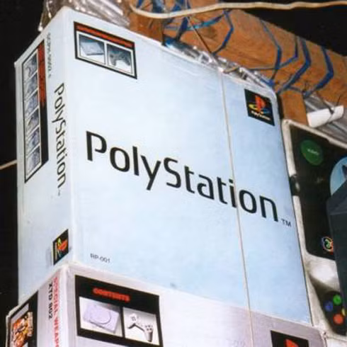 Cũng đóng hộp chỉn chu nhưng máy chơi game Play Station mang nhiều tên mới ở Trung Quốc. Cũng đóng hộp chỉn chu nhưng máy chơi game Play Station mang nhiều tên mới ở Trung Quốc.