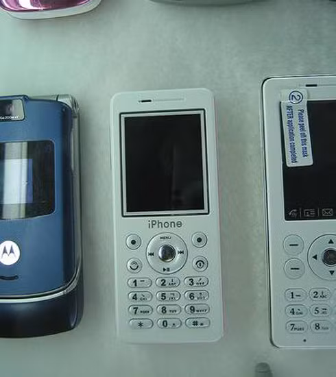 Thêm một chiếc iPhone kiểu "lạ" có phím bấm. Thêm một chiếc iPhone kiểu "lạ" có phím bấm.
