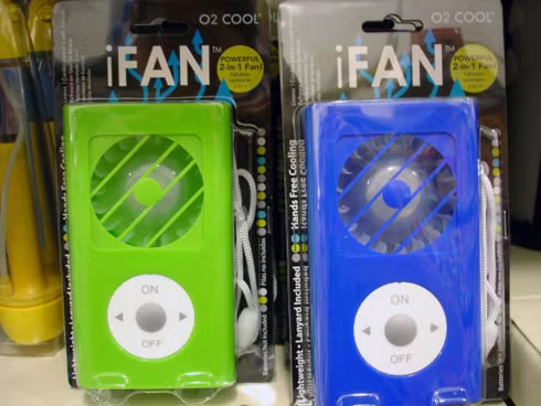 Một "phát minh" của công ty nhái Trung Quốc: quạt cá nhân dành cho tín đồ Apple. Một "phát minh" của công ty nhái Trung Quốc: quạt cá nhân dành cho tín đồ Apple.