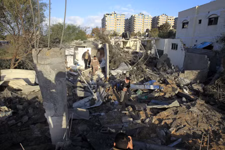 Hiện trường vụ oanh tạc của Ixraen xuống thành phố Gaza, ngày 9/12/2011. Ảnh: AFP/TTXVN Hiện trường vụ oanh tạc của Ixraen xuống thành phố Gaza, ngày 9/12/2011. Ảnh: AFP/TTXVN