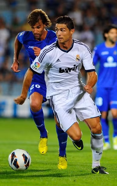 CR7 tả xung hữu đột.