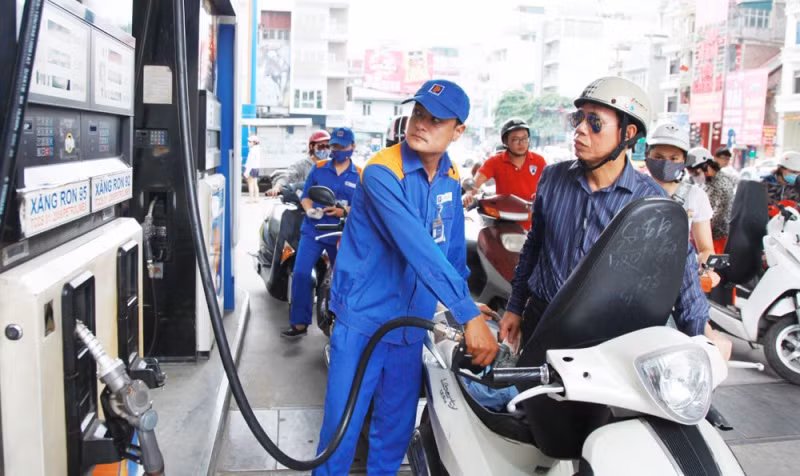 Xăng tăng giá, thêm thuế môi trường sẽ tác động rất lớn đến đời sống của dân ảnh 1