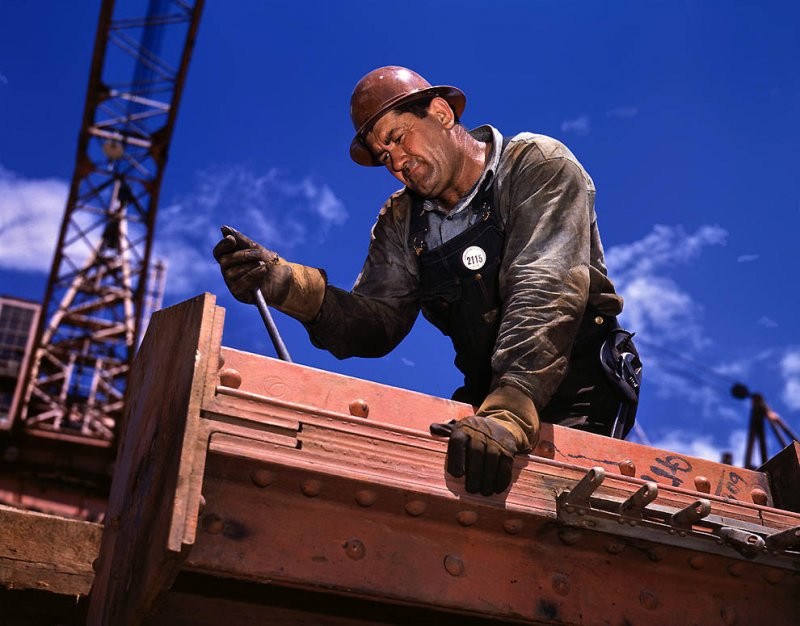 1942. Một công nhân làm việc tại Tennessee Valley Authority (TVA), một tập đoàn của chính phủ liên bang Hoa Kỳ được thành lập bởi Quốc hội vào tháng 5 năm 1933.