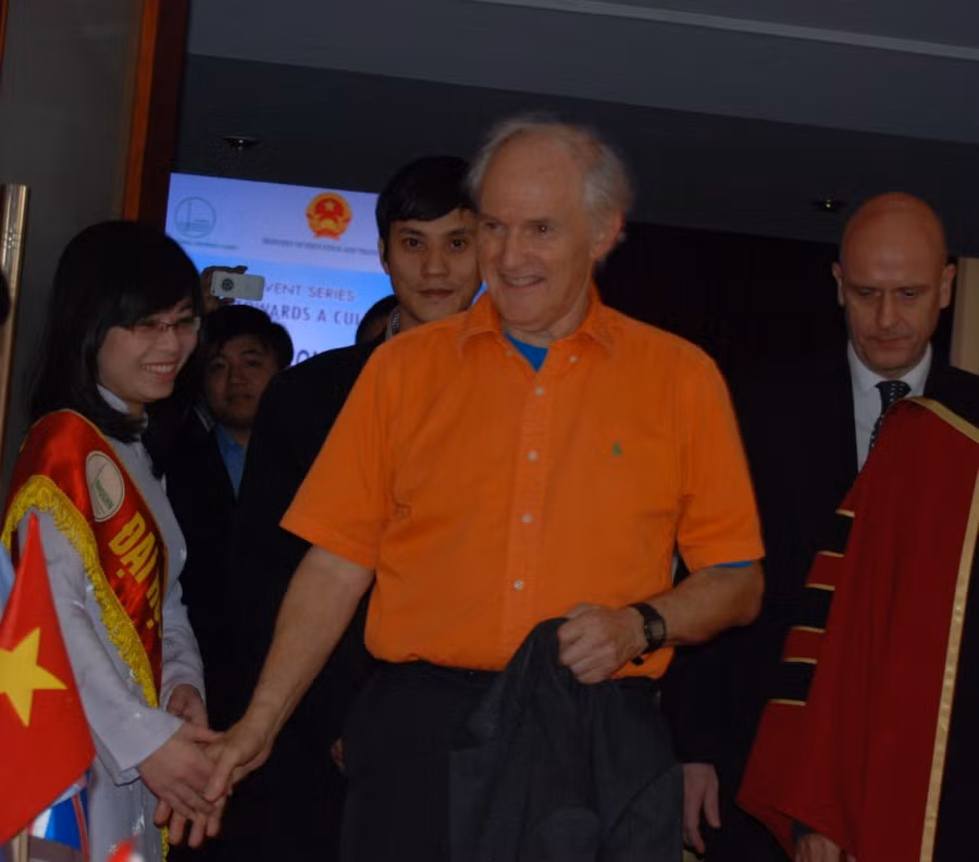GS Harold W. Krot vui mừng trước sự chào đón nhiệt tình của Trường ĐH Quốc gia. Ảnh: Quyên Quyên GS Harold W. Krot vui mừng trước sự chào đón nhiệt tình của Trường ĐH Quốc gia. Ảnh: Quyên Quyên