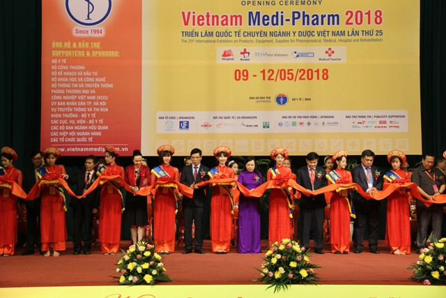 Bộ trưởng Bộ Y tế cùng các đại biểu tham dự chương trình cắt băng khánh thành (Ảnh: moh.gov.vn) Bộ trưởng Bộ Y tế cùng các đại biểu tham dự chương trình cắt băng khánh thành (Ảnh: moh.gov.vn)