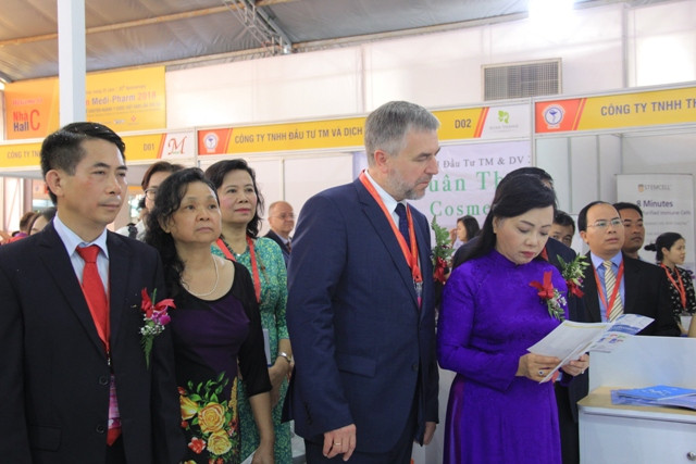 Bộ trưởng Bộ Y tế Nguyễn Thị Kim Tiến cùng các đại biểu tham quan nhiều gian hàng tại triển lãm (Ảnh: Moh.gov.vn) Bộ trưởng Bộ Y tế Nguyễn Thị Kim Tiến cùng các đại biểu tham quan nhiều gian hàng tại triển lãm (Ảnh: Moh.gov.vn)