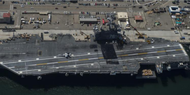 Tại quân cảng, tàu sân bay USS Ronald Reagan và tàu sân bay USS George Washington bàn giao nhiệm vụ ở châu Á-Thái Bình Dương Tại quân cảng, tàu sân bay USS Ronald Reagan và tàu sân bay USS George Washington bàn giao nhiệm vụ ở châu Á-Thái Bình Dương