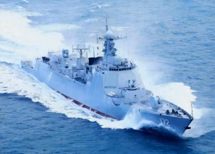 Hai tàu khu trục tên lửa Type 052D đầu tiên đều được Hải quân Trung Quốc triển khai trước cho Hạm đội Nam Hải, bố trí ở Biển Đông. Trung Quốc ưu tiên bố trí vũ khí trang bị ở Biển Đông để áp đặt yêu sách "đường lưỡi bò" tham lam vô độ Hai tàu khu trục tên lửa Type 052D đầu tiên đều được Hải quân Trung Quốc triển khai trước cho Hạm đội Nam Hải, bố trí ở Biển Đông. Trung Quốc ưu tiên bố trí vũ khí trang bị ở Biển Đông để áp đặt yêu sách "đường lưỡi bò" tham lam vô độ