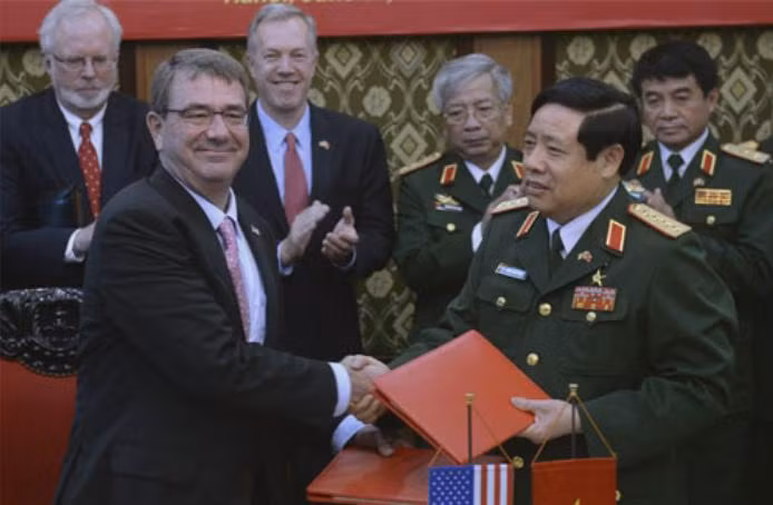 Bộ trưởng Quốc phòng Mỹ Ashton B. Carter trong chuyến thăm Việt Nam vào đầu tháng 6 năm 2015 Bộ trưởng Quốc phòng Mỹ Ashton B. Carter trong chuyến thăm Việt Nam vào đầu tháng 6 năm 2015