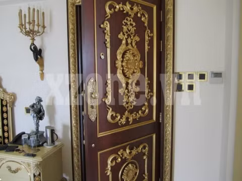 Hoa văn trên cánh cửa đơn giản nhưng sang trọng.