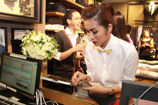 Tăng Thanh Hà tại quầy tính tiền