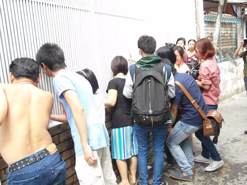 Trên chiếc xe rước dâu rời khỏi nhà, Hà Tăng đã nói xin lỗi các anh chị phóng viên vì để mọi người vất vả.