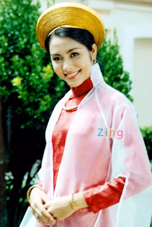Đám cưới trong phim đã được đạo diễn tổ chức long trọng không kém ngoài đời thường với sự góp mặt của "quan viên hai họ". Hà Tăng đã được nhà thiết kế Thế Bảo thực hiện riêng một bộ áo dài cưới màu đỏ với mấn vàng duyên dáng. Người đảm nhận vai chú rể bên cạnh người đẹp 18 tuổi là diễn viên Lý Anh Tâm. Đám cưới trong phim đã được đạo diễn tổ chức long trọng không kém ngoài đời thường với sự góp mặt của "quan viên hai họ". Hà Tăng đã được nhà thiết kế Thế Bảo thực hiện riêng một bộ áo dài cưới màu đỏ với mấn vàng duyên dáng. Người đảm nhận vai chú rể bên cạnh người đẹp 18 tuổi là diễn viên Lý Anh Tâm.