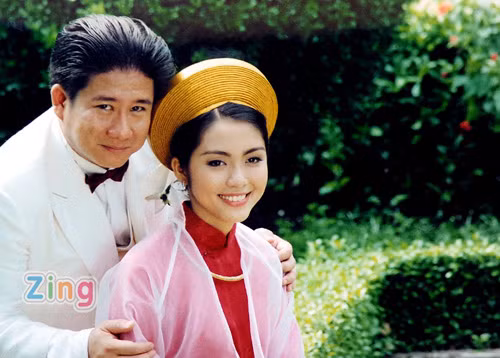 Trong vai người đẹp Mộng Huyền trong phim "Hàn Mặc Tử" vào 8 năm trước, ngọc nữ của showbiz Việt đã được khoác lên mình chiếc áo dài cưới duyên dáng và nữ tính. Trong vai người đẹp Mộng Huyền trong phim "Hàn Mặc Tử" vào 8 năm trước, ngọc nữ của showbiz Việt đã được khoác lên mình chiếc áo dài cưới duyên dáng và nữ tính.