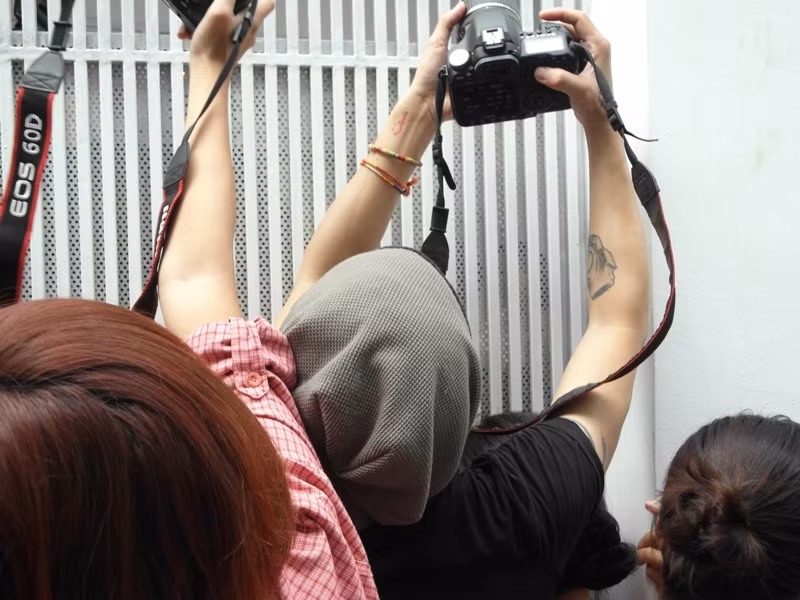 Các phóng viên tác nghiệp phía bên ngoài nhà của Tăng Thanh Hà.