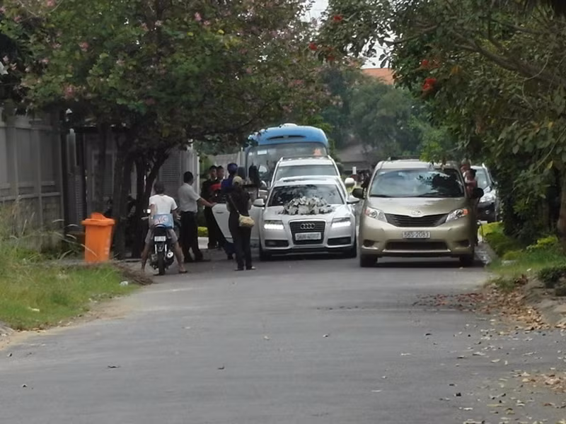 Chiếc xe Audi Tăng Thanh Hà thường đi được dùng đón dâu.