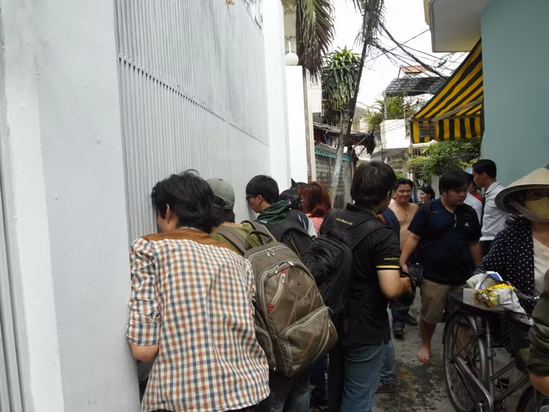 Các phóng viên đến nhà Hà Tăng từ rất sớm.