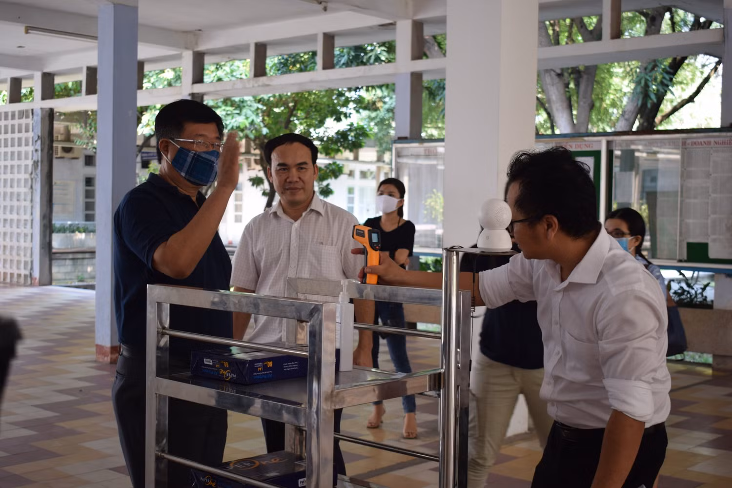 Lãnh đạo Đại học Đà Nẵng và Trường Đại học Bách khoa kiểm tra Robot vận chuyển. Ảnh: TT Lãnh đạo Đại học Đà Nẵng và Trường Đại học Bách khoa kiểm tra Robot vận chuyển. Ảnh: TT