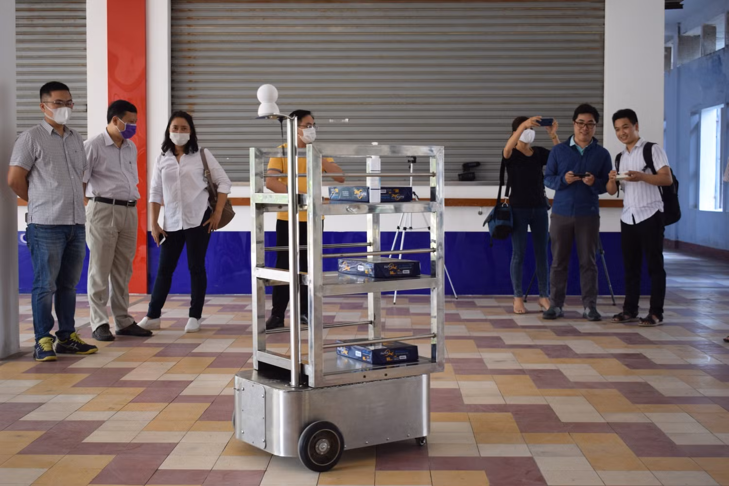 Robot vận chuyển có thể phục vụ tại các khu vực cách ly, có nguy cơ lây nhiễm cao. Ảnh: TT Robot vận chuyển có thể phục vụ tại các khu vực cách ly, có nguy cơ lây nhiễm cao. Ảnh: TT