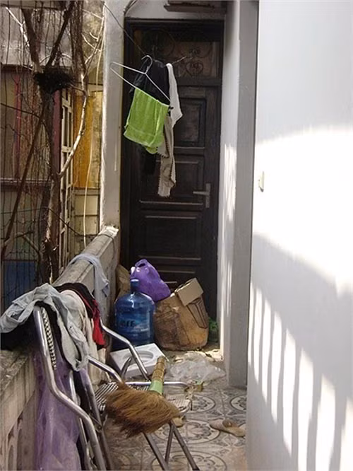 Hành lang cũng là nơi sinh viên quăng đồ đạc. >>Phát hoảng: Vợ Mai An Tiêm dùng nhan sắc bẫy cá về thịt >>Truyện "Cây tre trăm đốt": Con gái Phú ông "mua chồng" ngoài chợ >>Những nữ sinh diện áo dài đẹp hơn vẻ xuân thì của Mai Phương Thúy (P25)