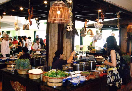Bên cạch đó, du khách sẽ có cơ hội được thỏa sức lựa chọn, mua sắm quà Tết với rất nhiều mặt hàng phong phú và đa dạng. Trẻ em có thể trải nghiệm nhiều trò chơi dân gian và hiện đại như Bịt mặt đập niêu, Rồng thép Thăng Long, Tàu điện trên không, Đu quay khổng lồ…